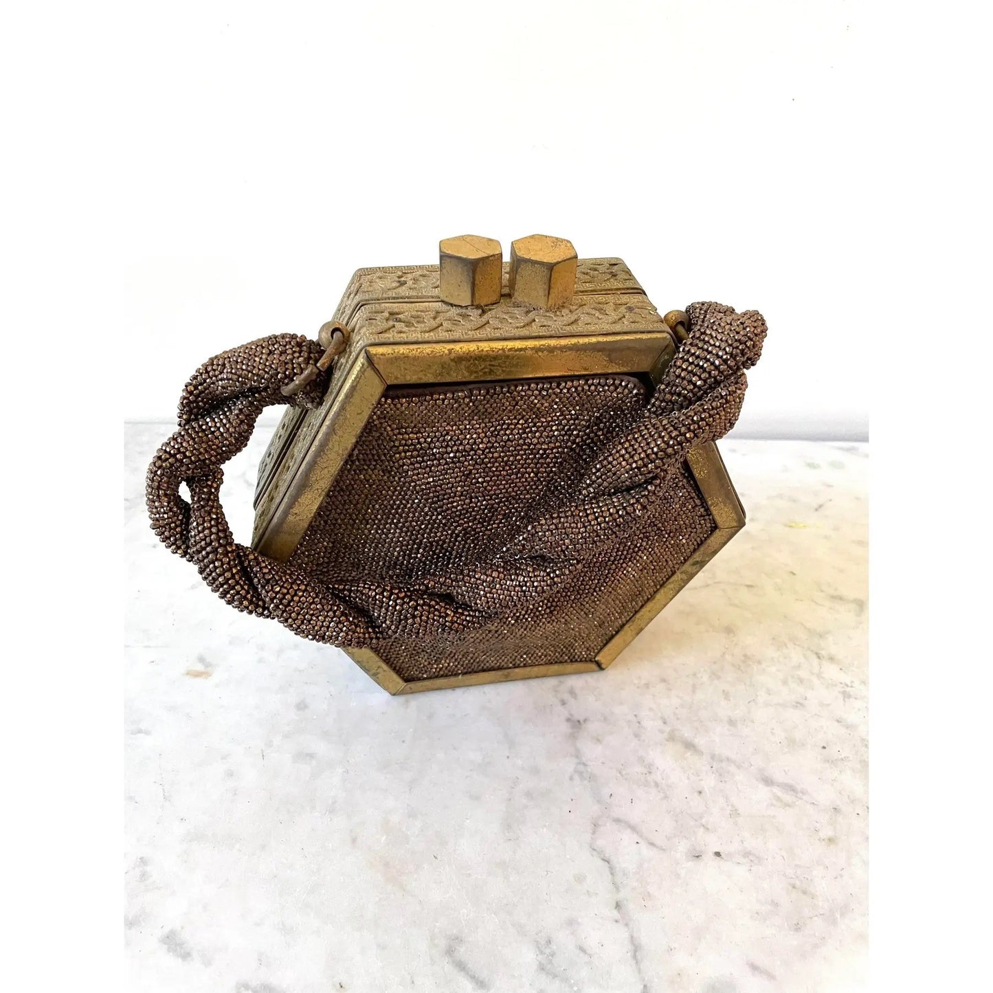 Marco francés Art Decó de latón y abalorios