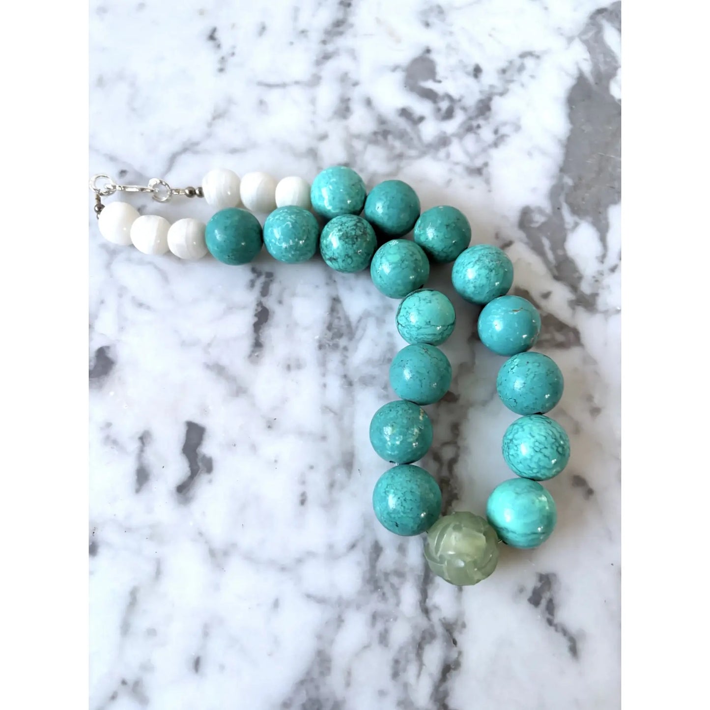 Collar de turquesa y jade tallado diseñado por Matthew Izzo