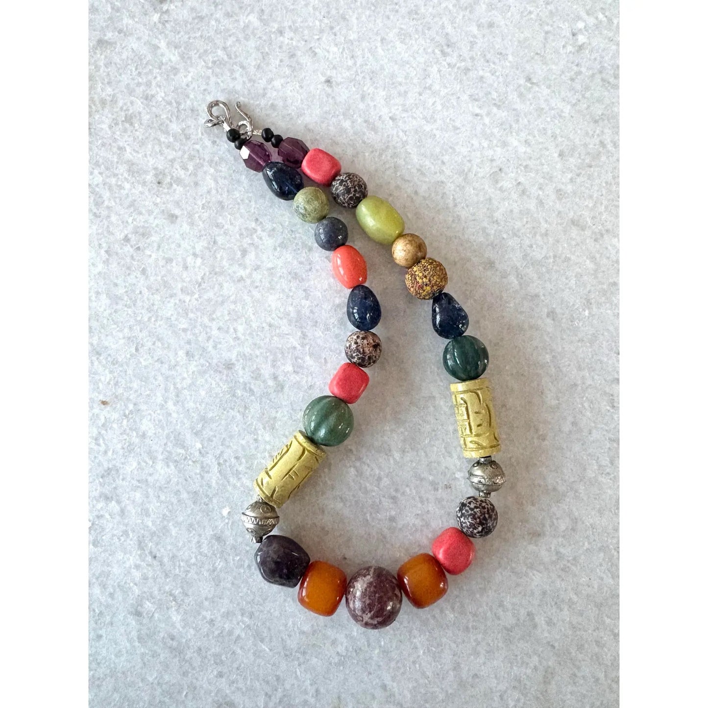 Collar de piedras preciosas antiguas variadas. Diseñado por Matthew Izzo