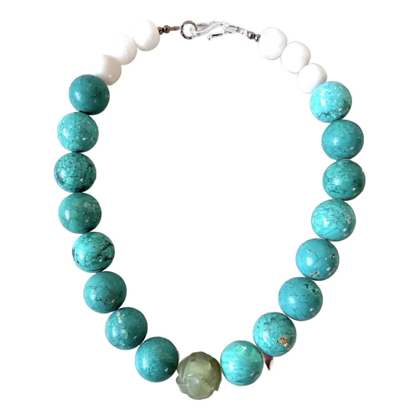 Collar de turquesa y jade tallado diseñado por Matthew Izzo