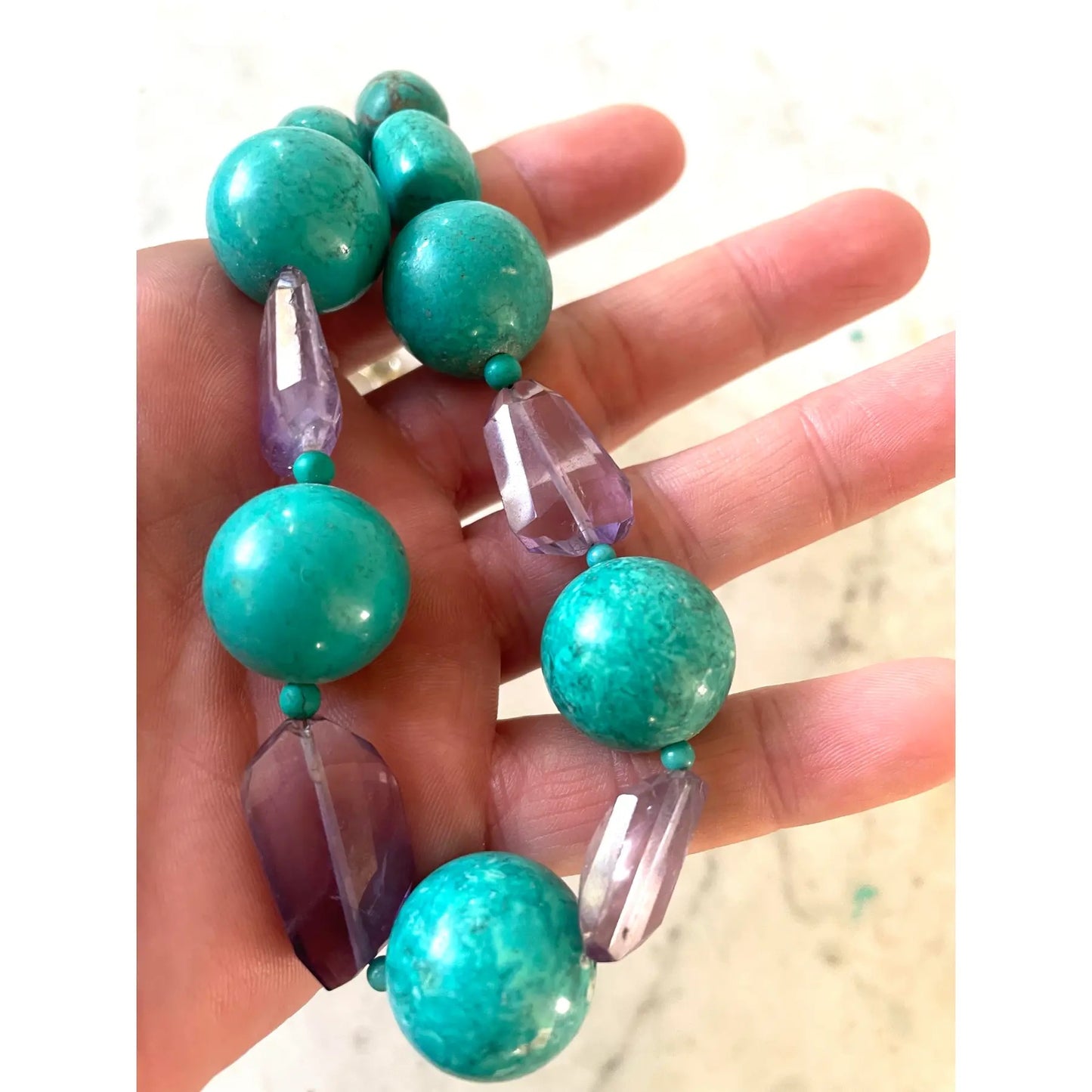 Collar de turquesa y amatista diseñado por Matthew Izzo