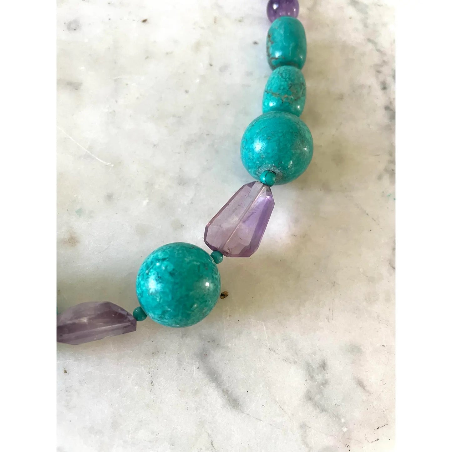 Collar de turquesa y amatista diseñado por Matthew Izzo