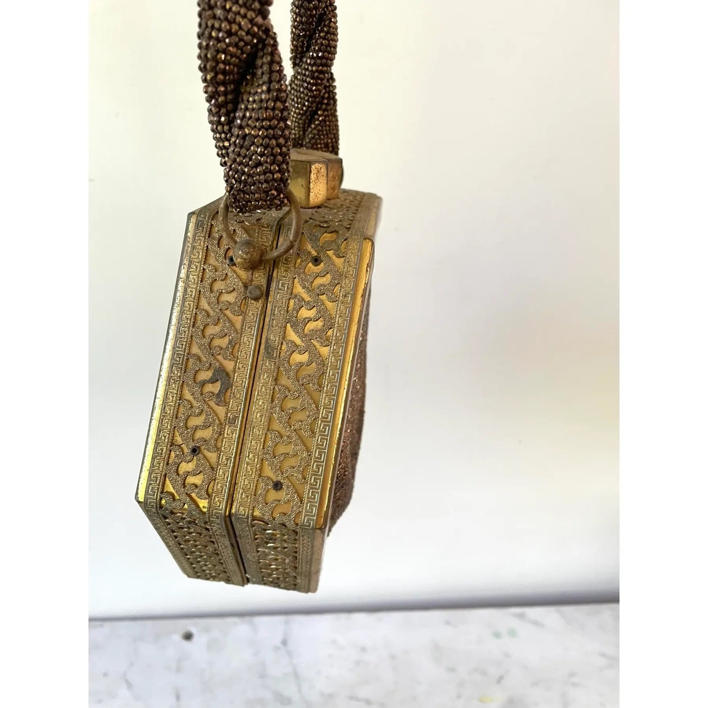 Marco francés Art Decó de latón y abalorios