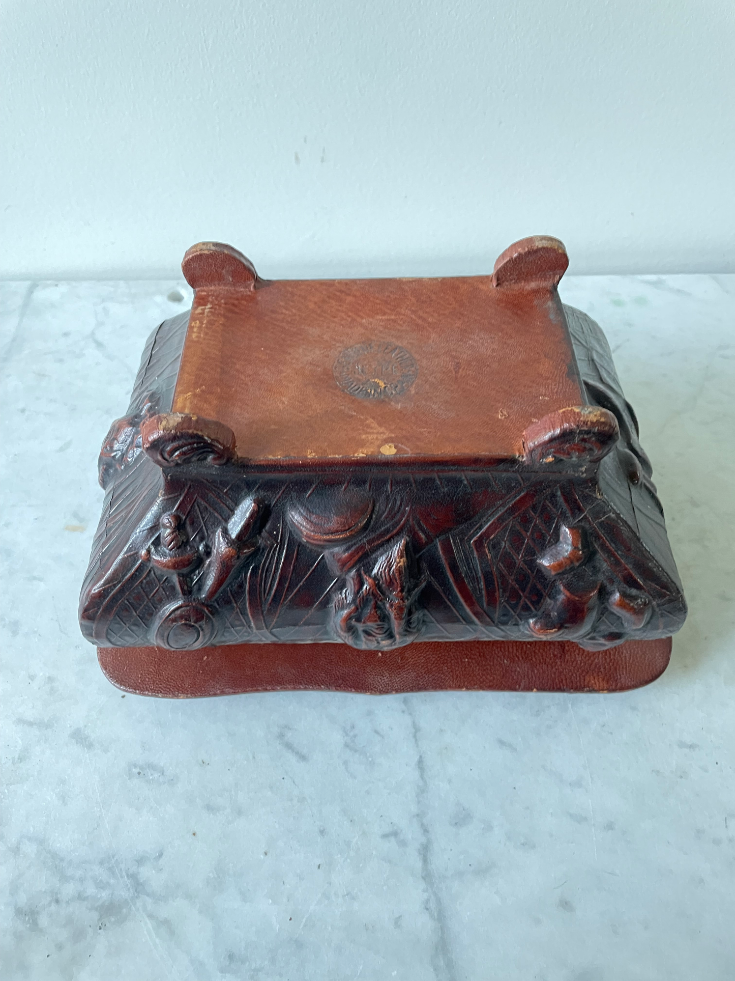 Joyero de cuero repujado hecho en España