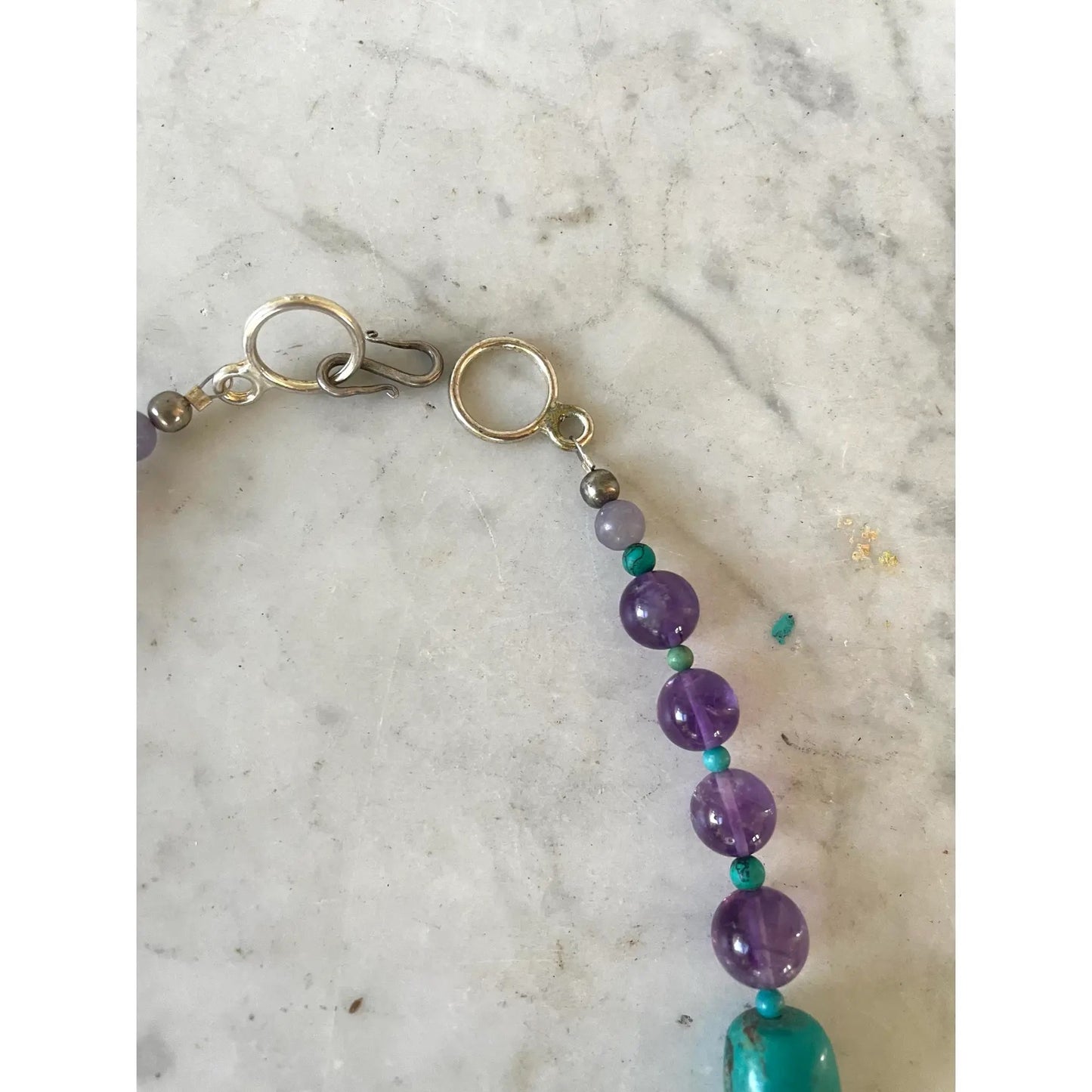 Collar de turquesa y amatista diseñado por Matthew Izzo