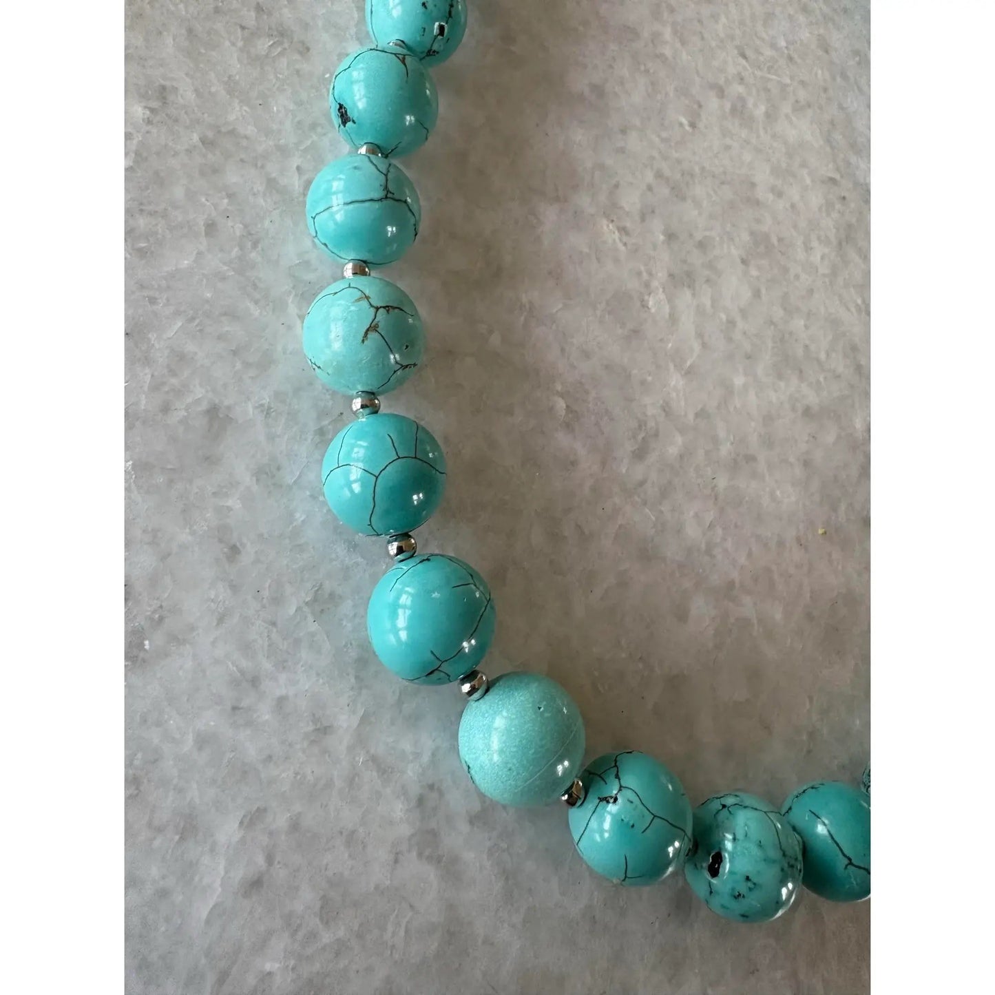 Collar turquesa con cuentas, detalles en plata, espaciadores y broche diseñados por Matthew Izzo