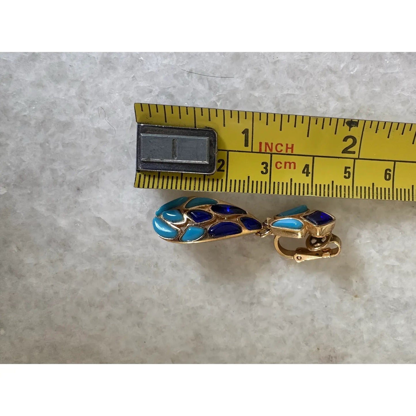 Pendientes de clip Trifari con mosaico chapado en oro