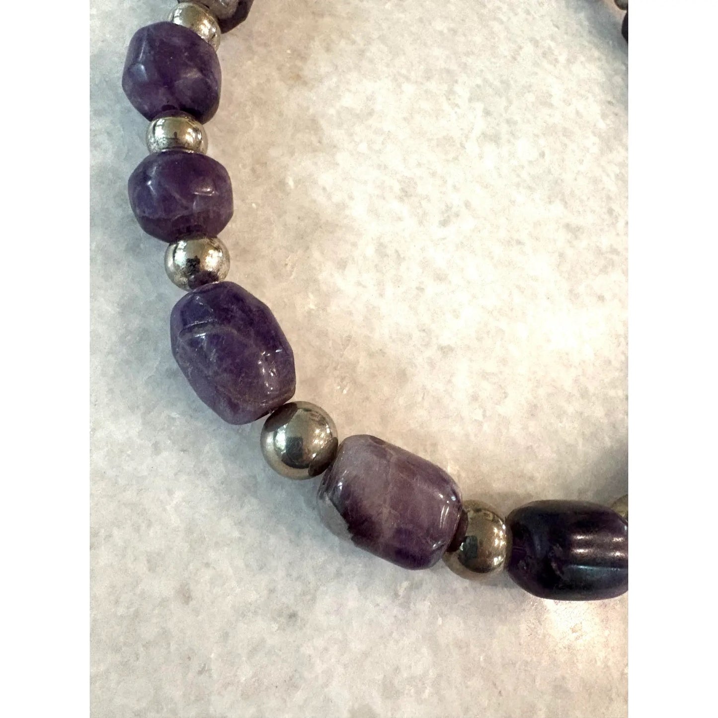 Collar de cuentas de amatista antiguas precolombinas talladas a mano con separadores de plata, re-ensartado