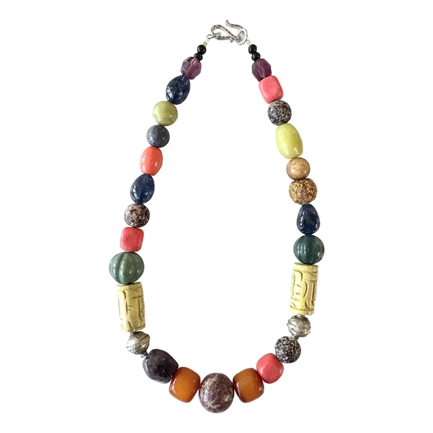 Collar de piedras preciosas antiguas variadas. Diseñado por Matthew Izzo