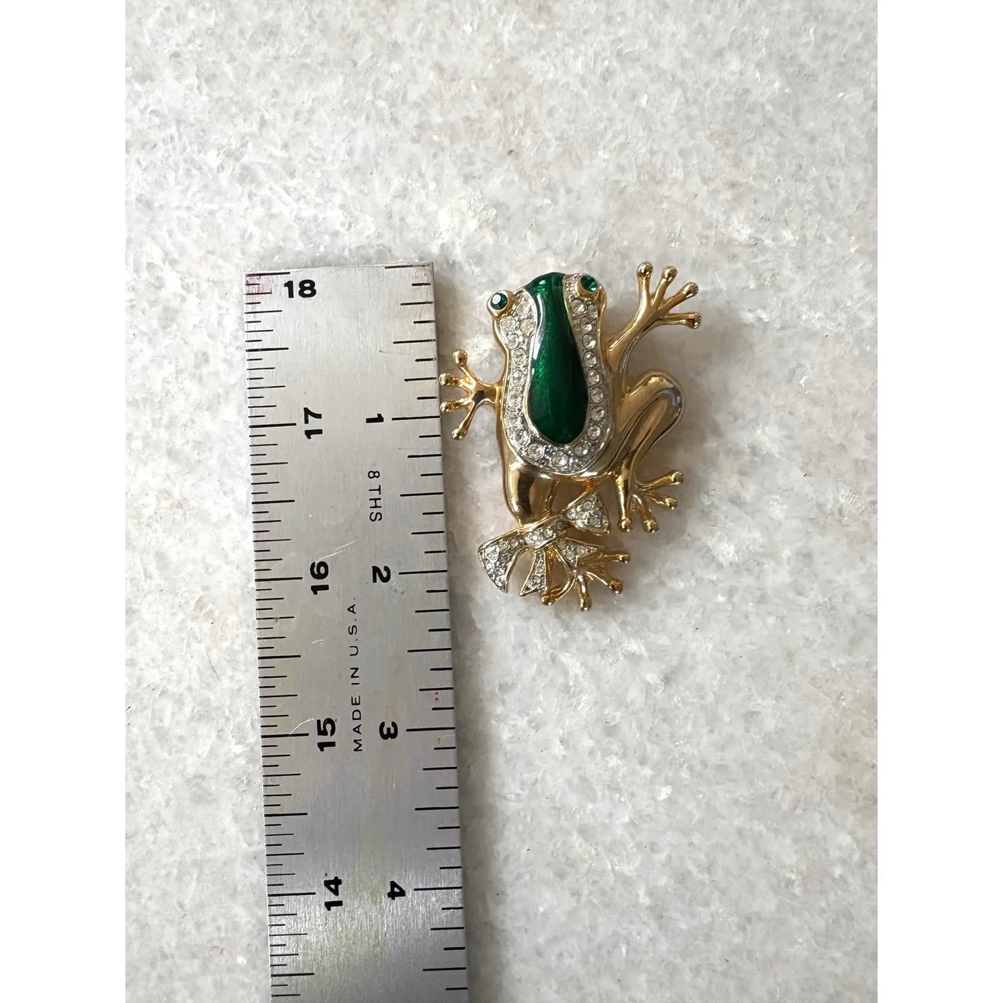 Broche de rana vintage dorado con pedrería