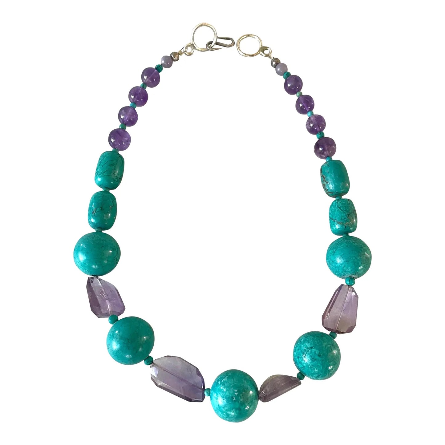 Collar de turquesa y amatista diseñado por Matthew Izzo