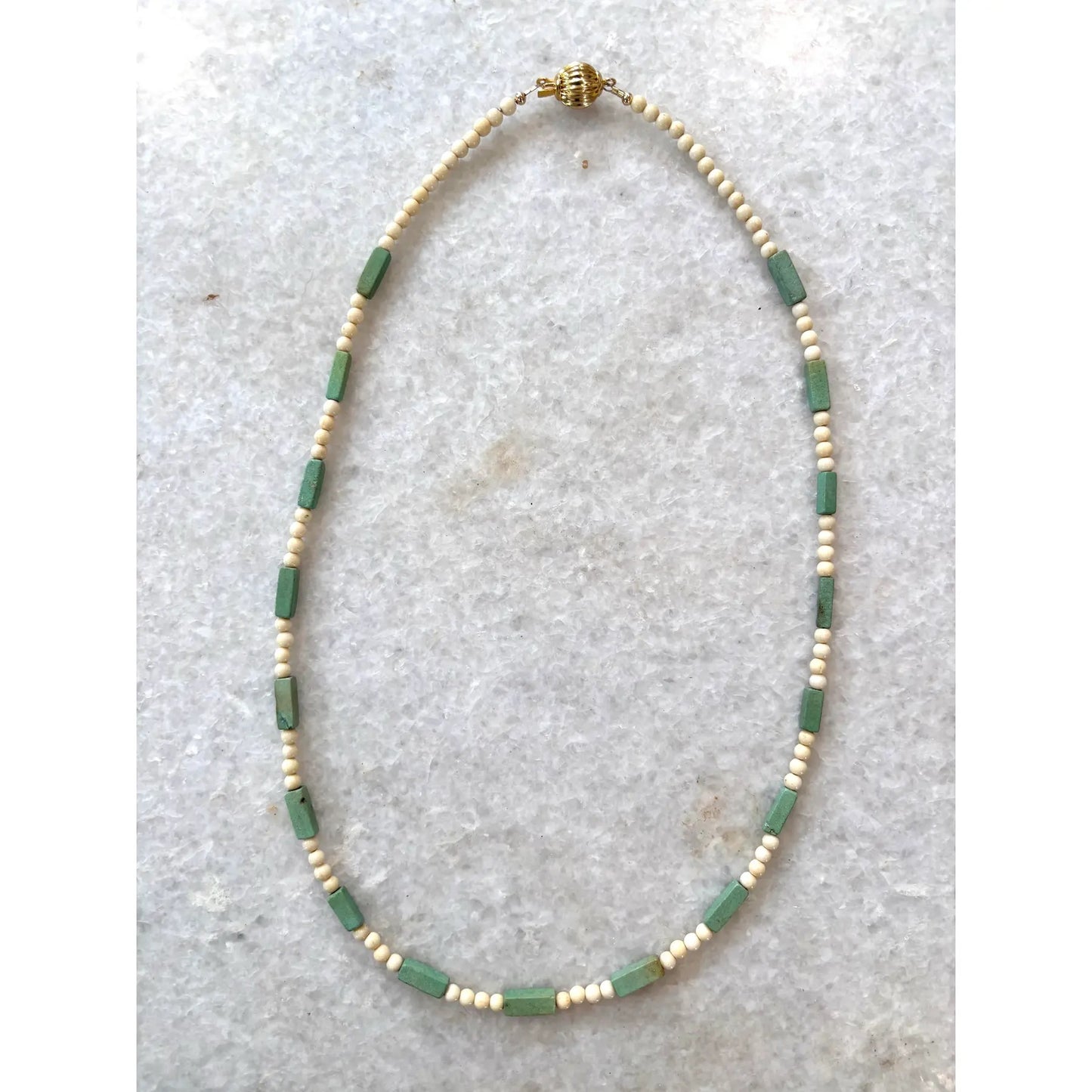 Collar de cuentas turquesa con broche tono dorado