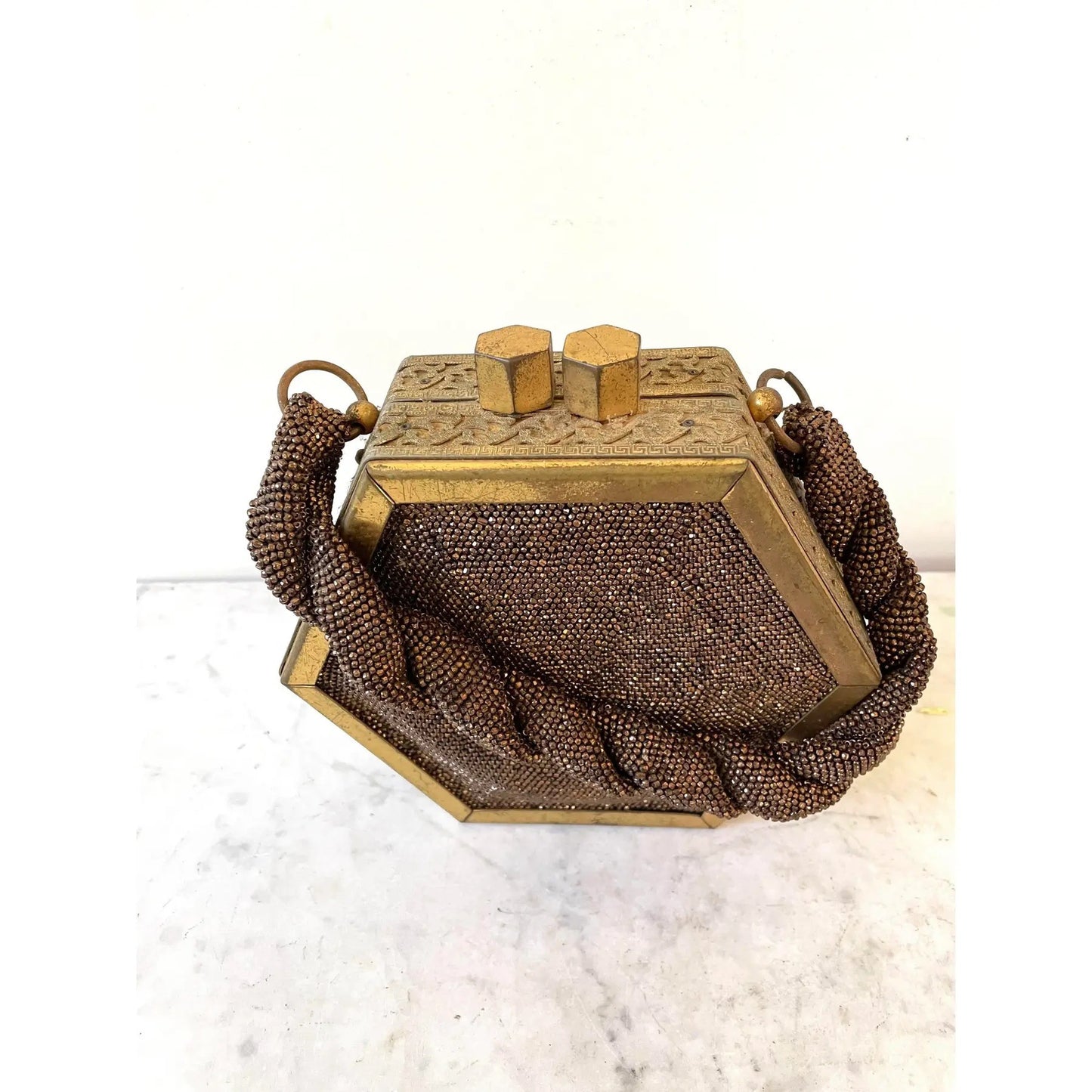 Marco francés Art Decó de latón y abalorios