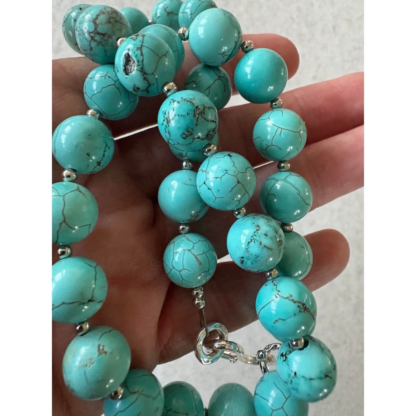 Collar turquesa con cuentas, detalles en plata, espaciadores y broche diseñados por Matthew Izzo