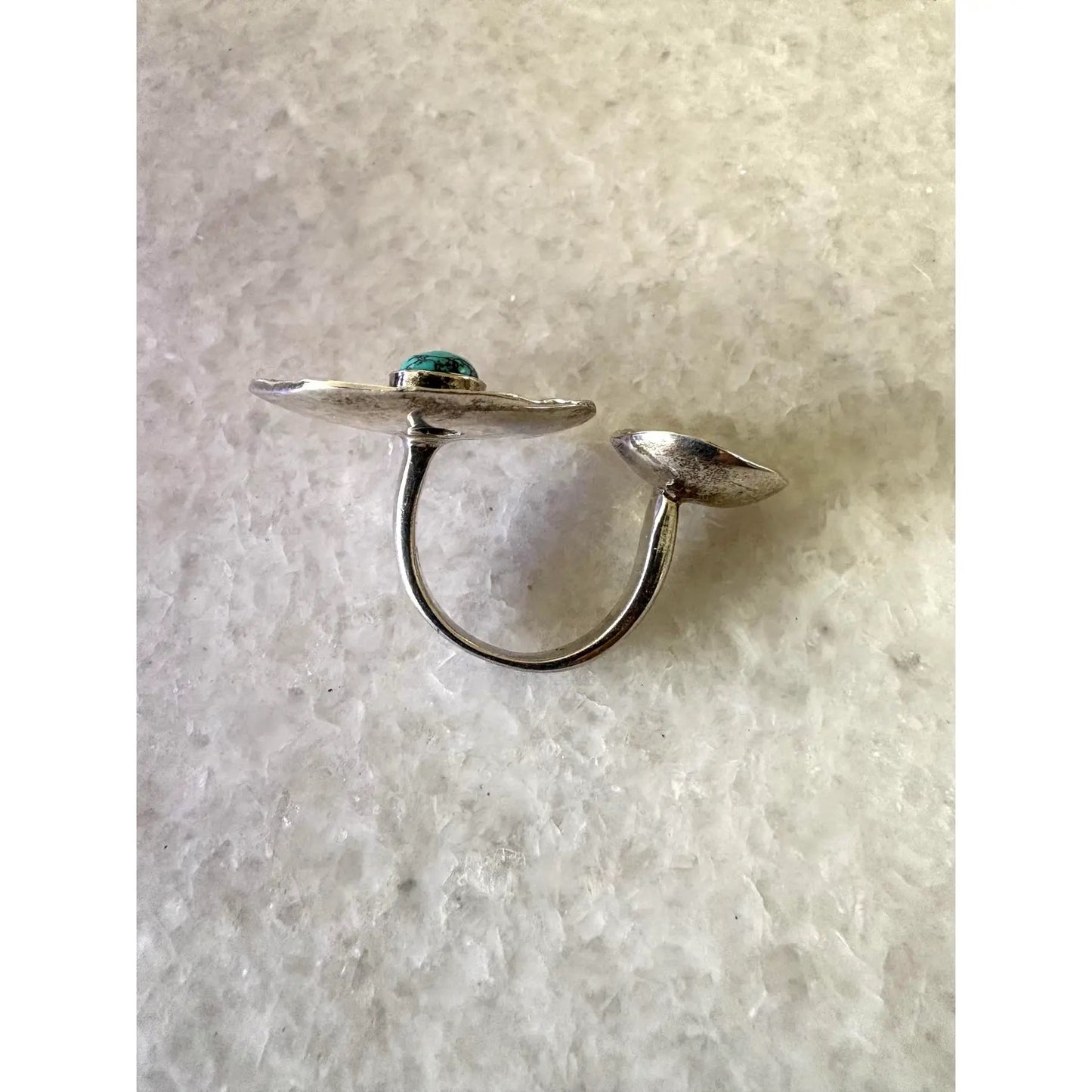 Anillo modernista de plata de ley y turquesa, de Hans Gehrig