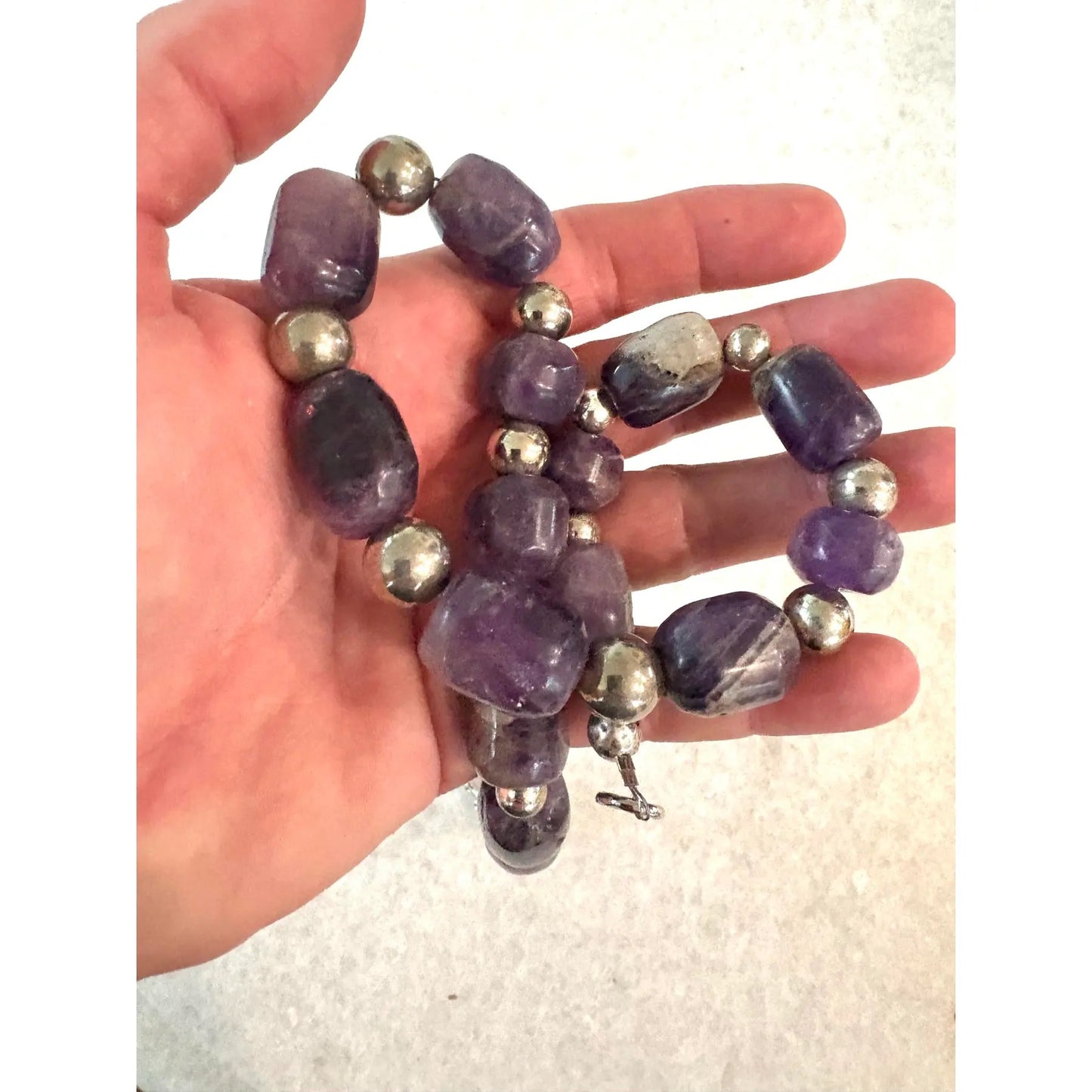 Collar de cuentas de amatista antiguas precolombinas talladas a mano con separadores de plata, re-ensartado