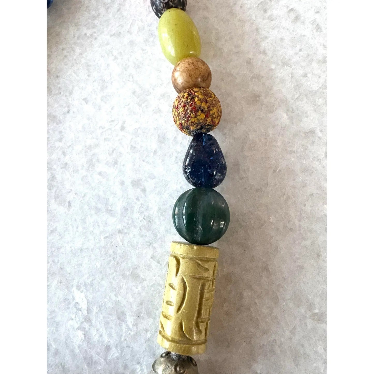 Collar de piedras preciosas antiguas variadas. Diseñado por Matthew Izzo