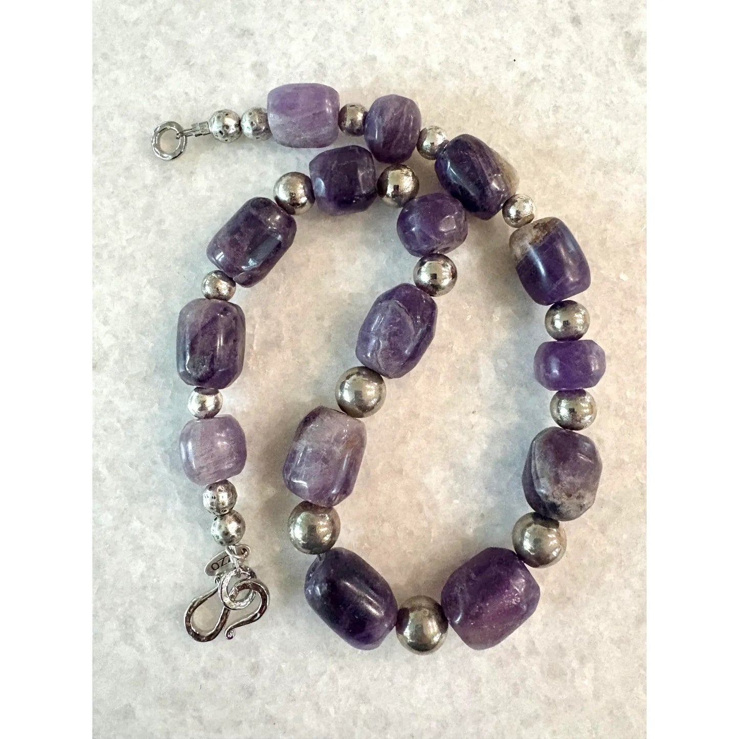 Collar de cuentas de amatista antiguas precolombinas talladas a mano con separadores de plata, re-ensartado