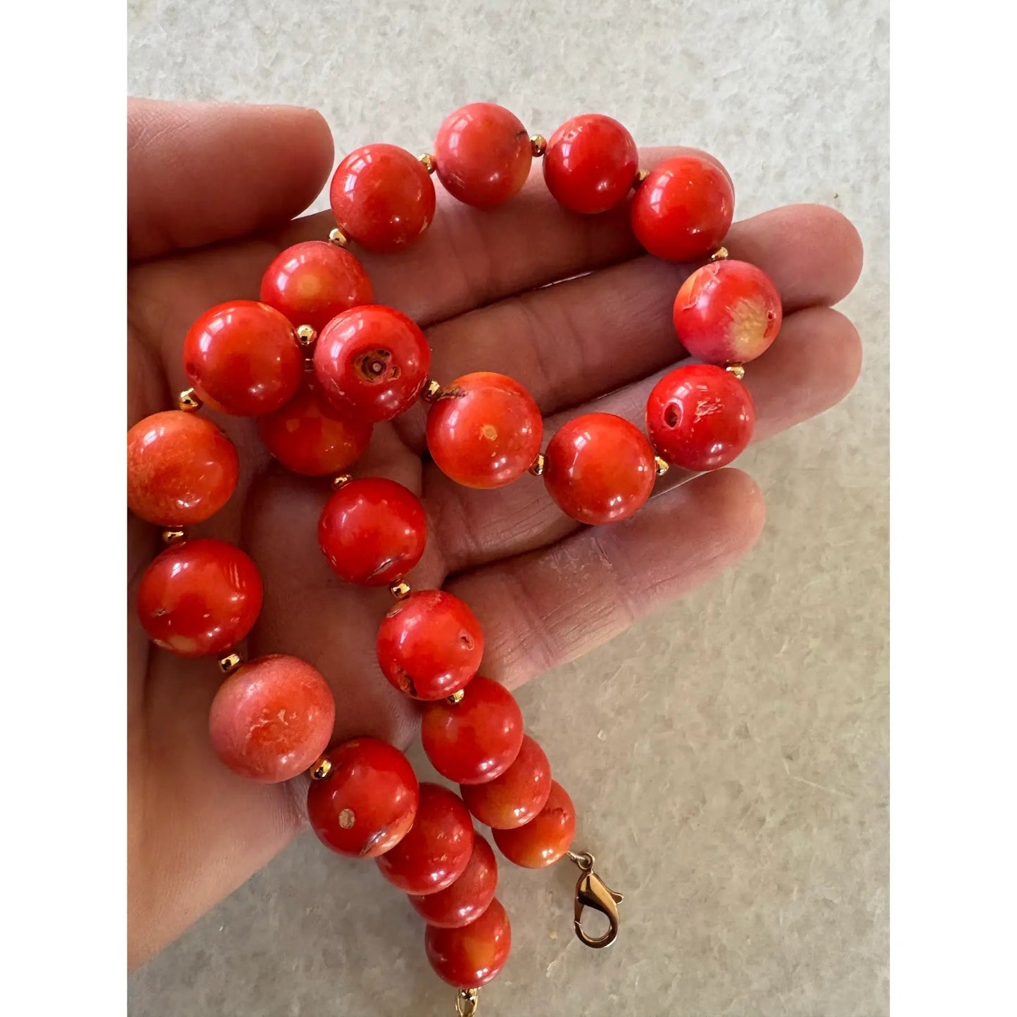 Collar de cuentas de coral con espaciador dorado diseñado por Matthew Izzo