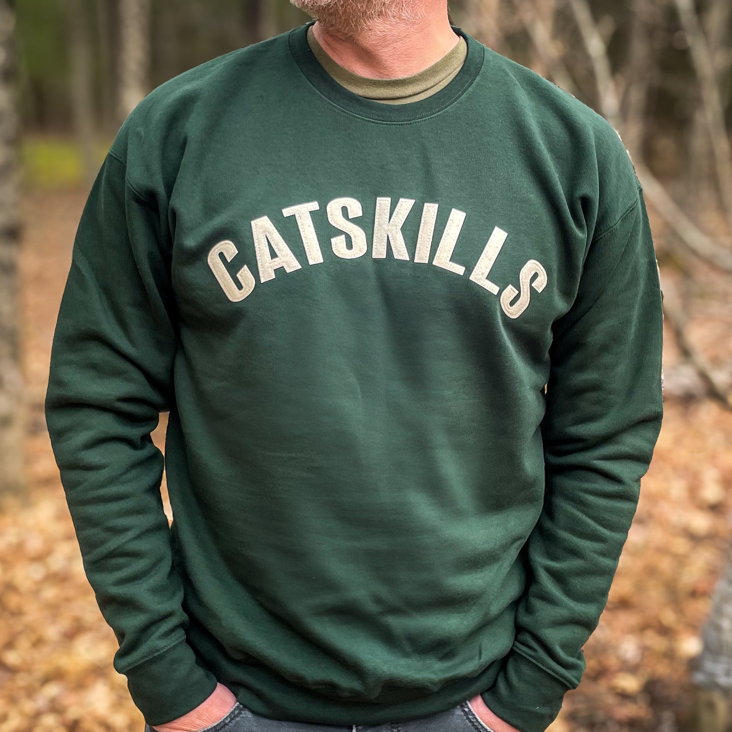 Sudadera con cuello redondo de fieltro - Catskills Letterman: Verde bosque