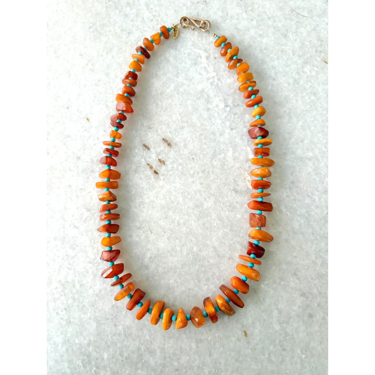 Collar de cuentas de 22 pulgadas de Matthew Izzo con detalles en ámbar, turquesa y báltico