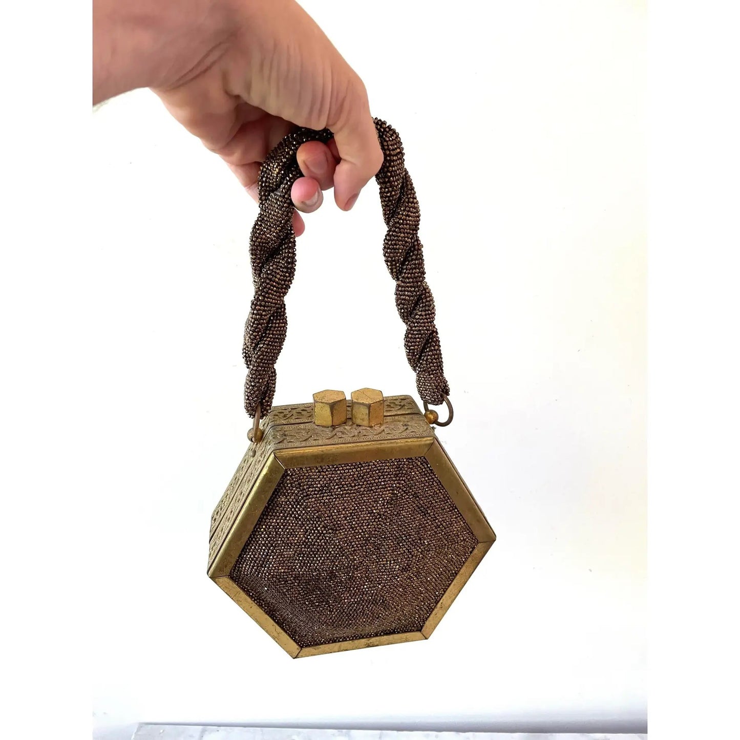 Marco francés Art Decó de latón y abalorios