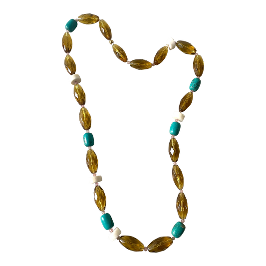 Collar de turquesa, cristal ámbar y coral blanco diseñado por Matthew Izzo