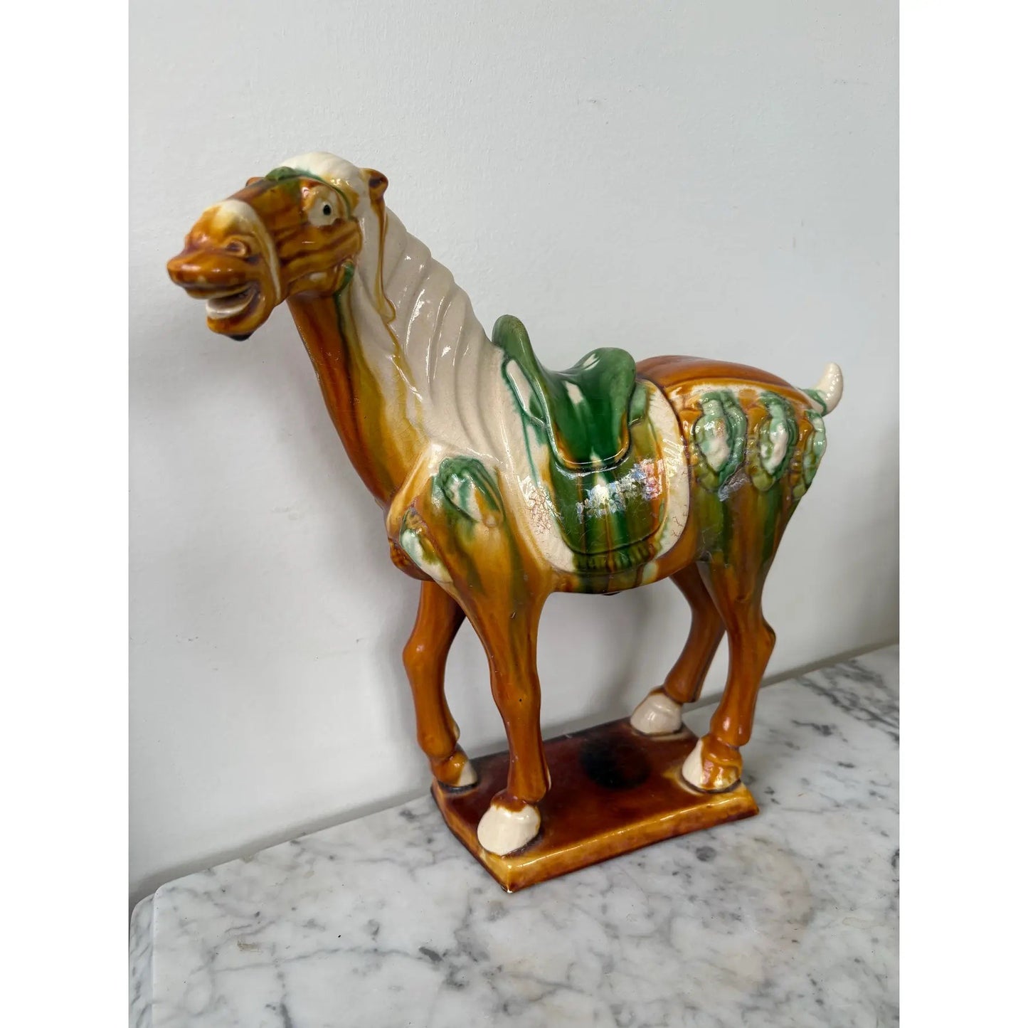 Escultura de caballo de guerra chino de cerámica de mayólica