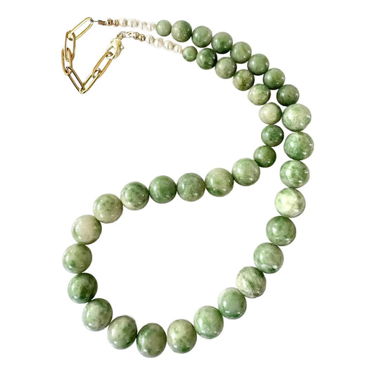 Elegante collar antiguo de jade verde