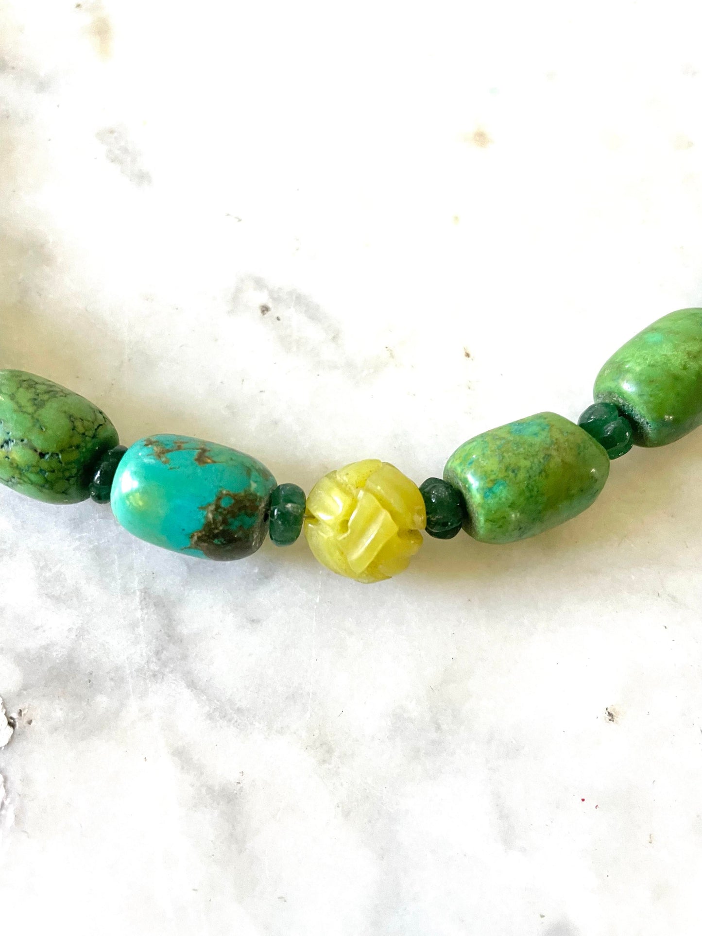 Collar de turquesa, esmeralda y jade amarillo de Matthew Izzo