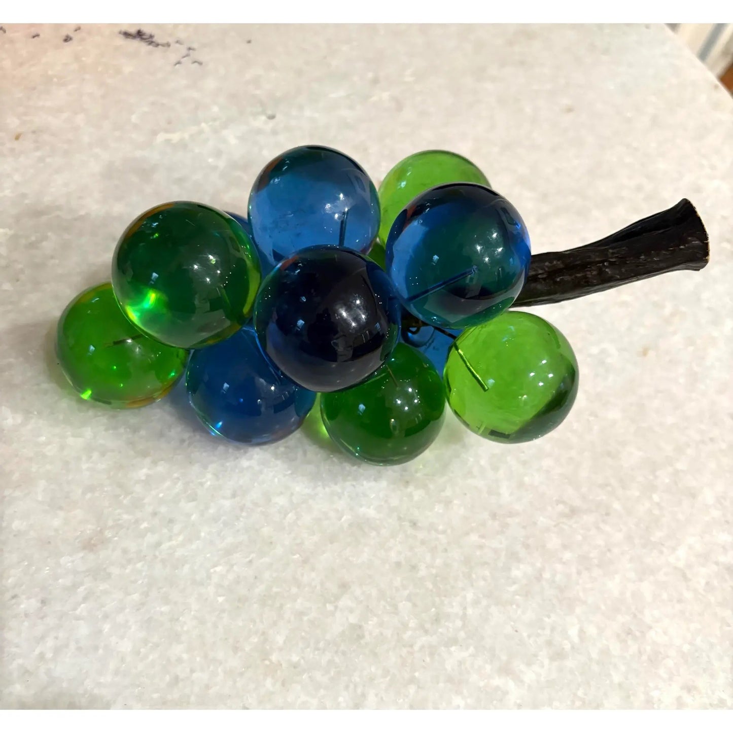 Racimo de uvas de lucita de mediados de siglo.