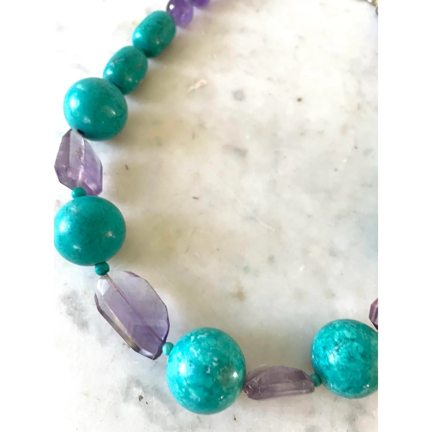 Collar de turquesa y amatista diseñado por Matthew Izzo