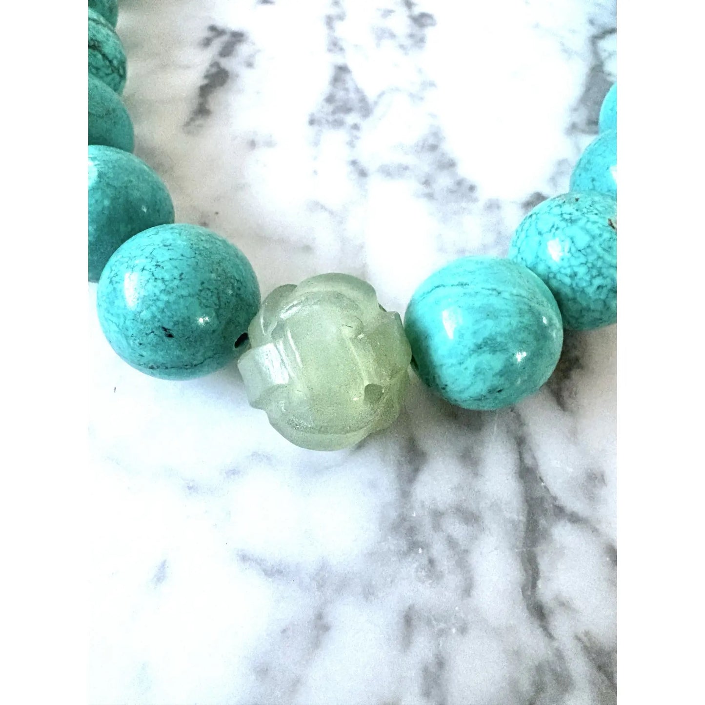 Collar de turquesa y jade tallado diseñado por Matthew Izzo