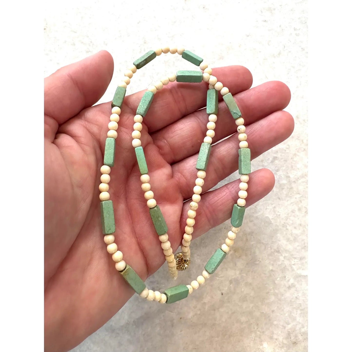 Collar de cuentas turquesa con broche tono dorado