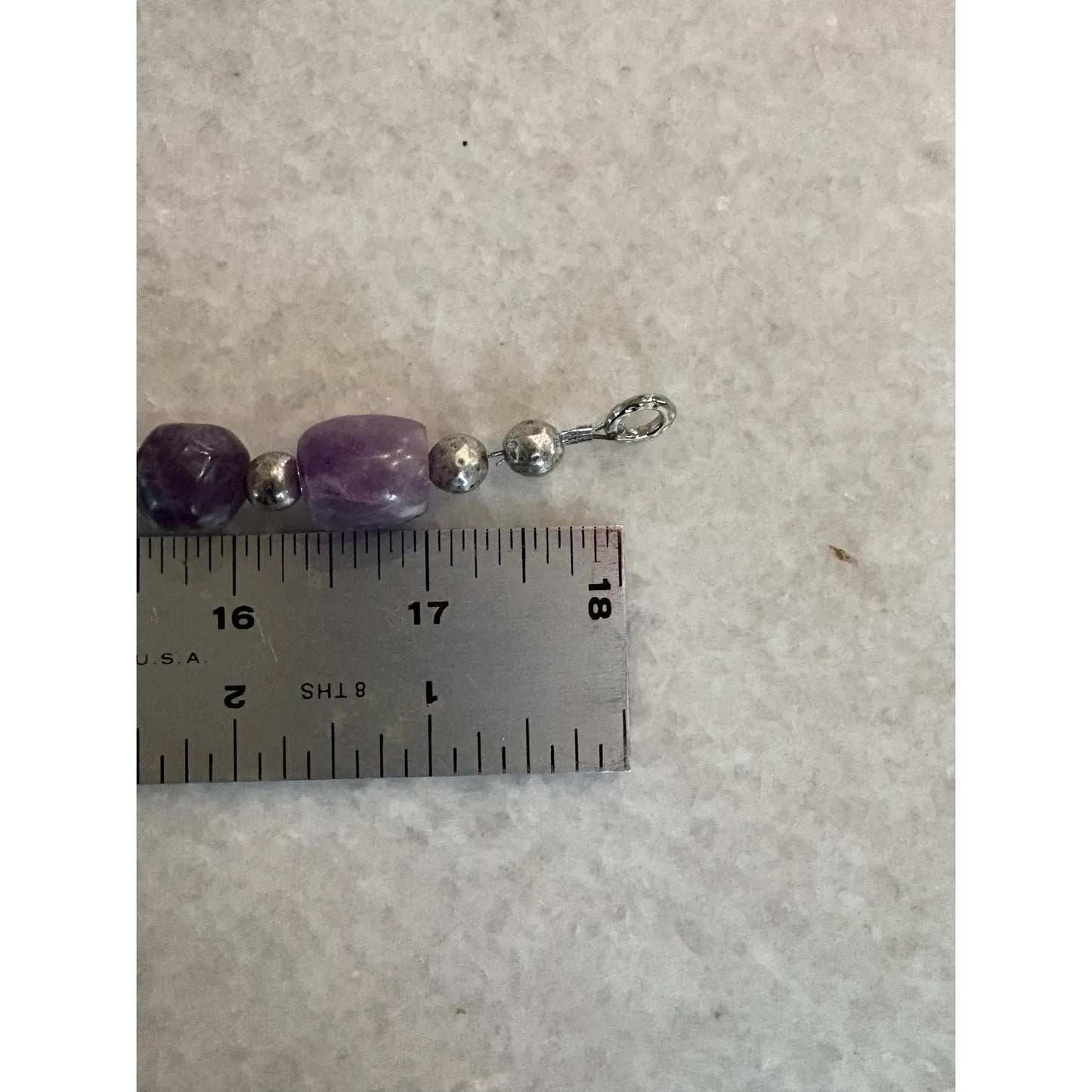 Collar de cuentas de amatista antiguas precolombinas talladas a mano con separadores de plata, re-ensartado