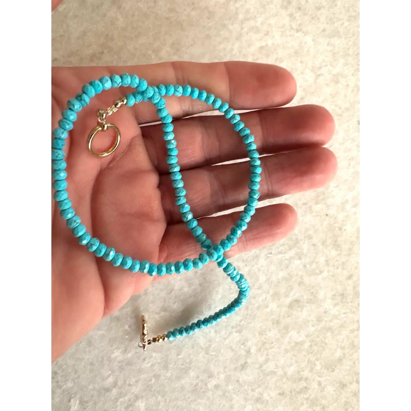 Collar de 16 pulgadas de longitud de turquesa facetada y finamente abalorada con cierre tono dorado - Diseñado por Matthew Izzo