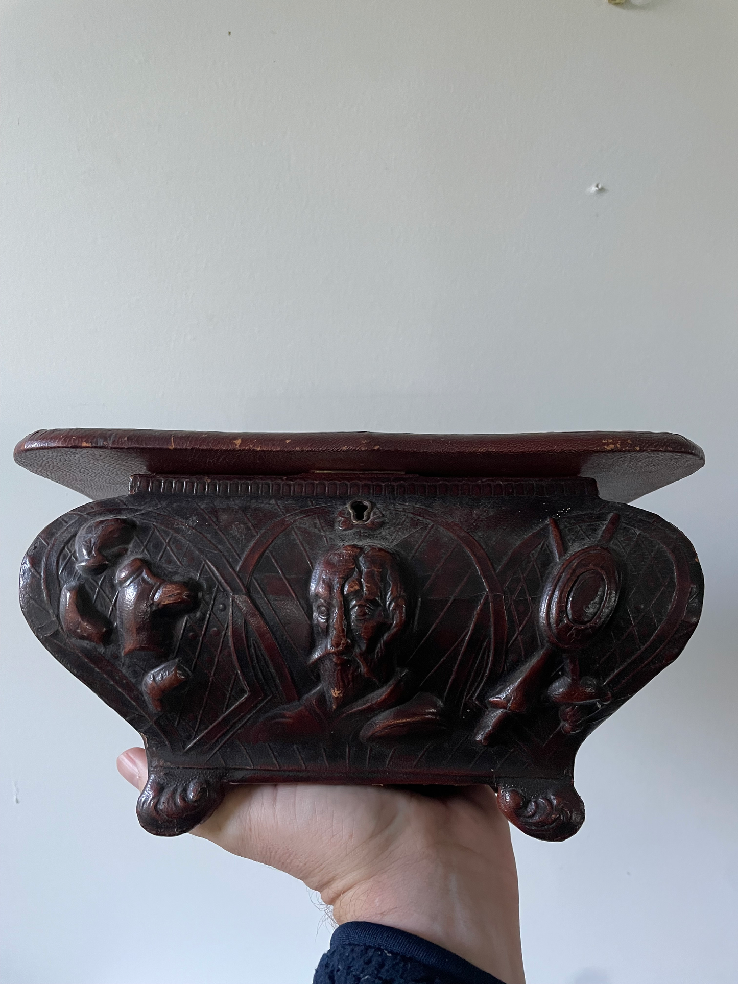 Joyero de cuero repujado hecho en España