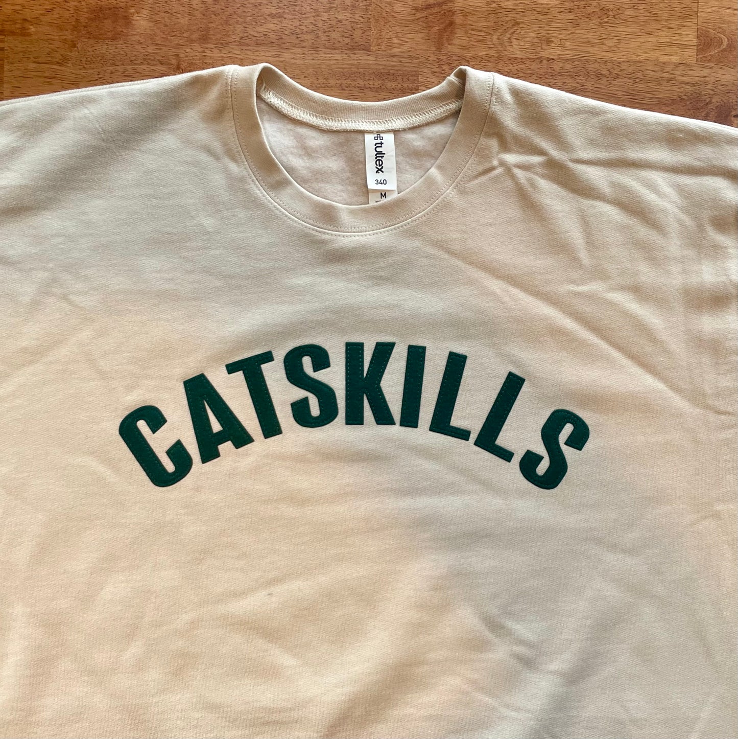 Catskills Letterman - Sudadera de cuello redondo de fieltro: Avena/Arena