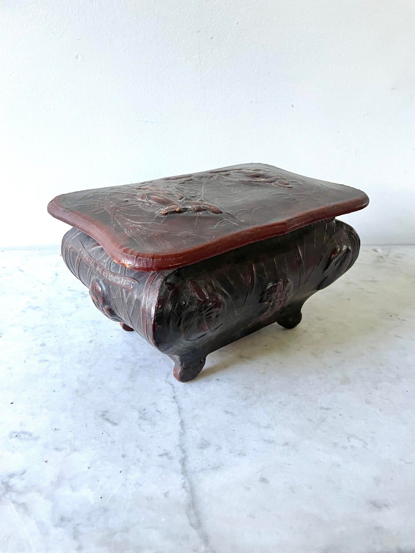 Joyero de cuero repujado hecho en España