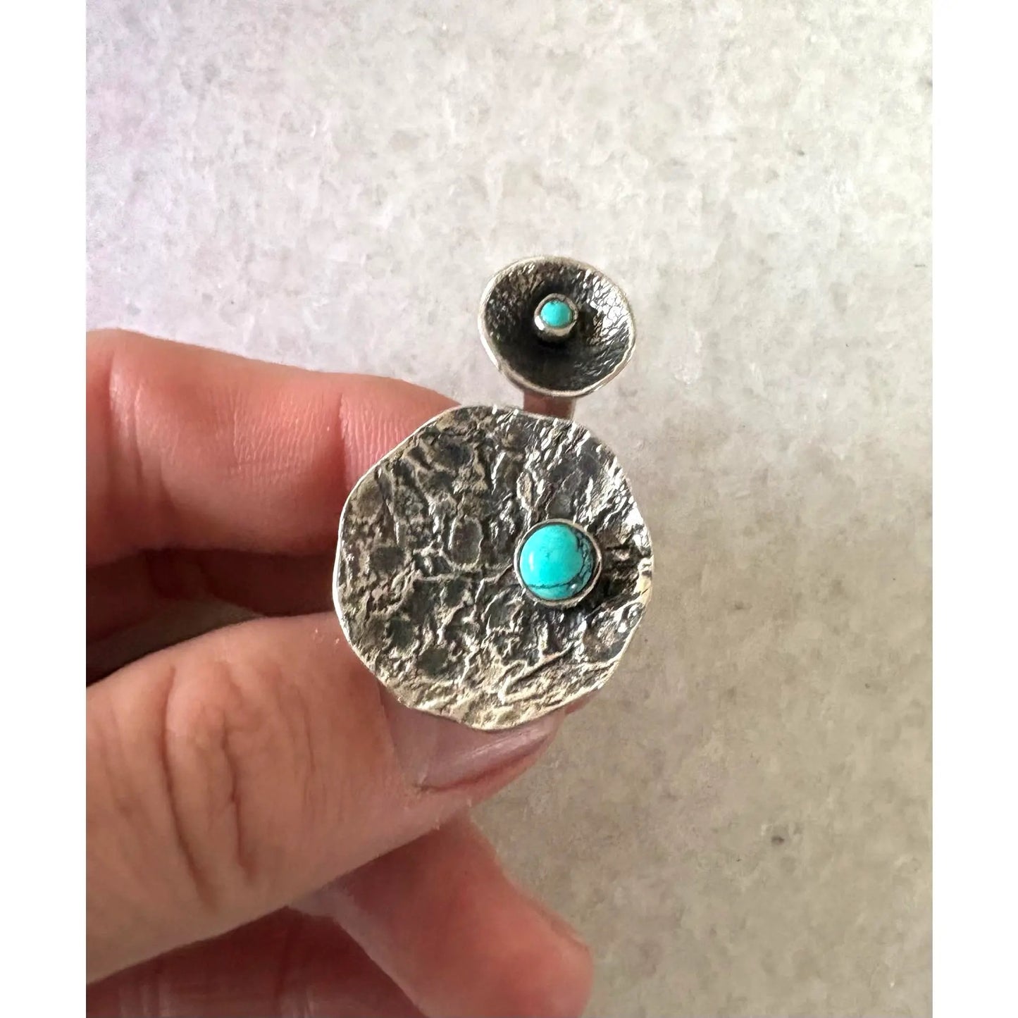 Anillo modernista de plata de ley y turquesa, de Hans Gehrig