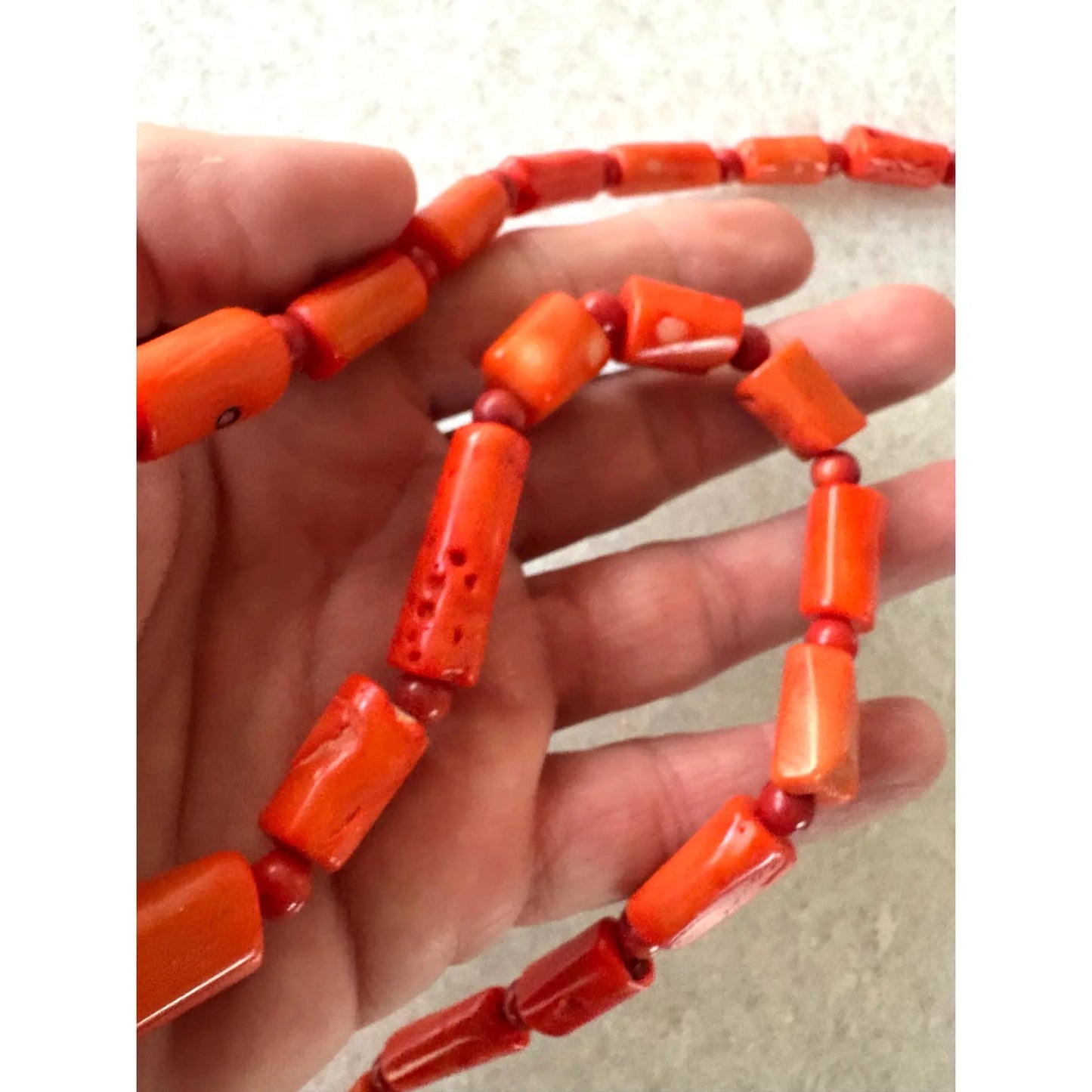 Collar de coral ramificado con cuentas diseñado por Matthew Izzo