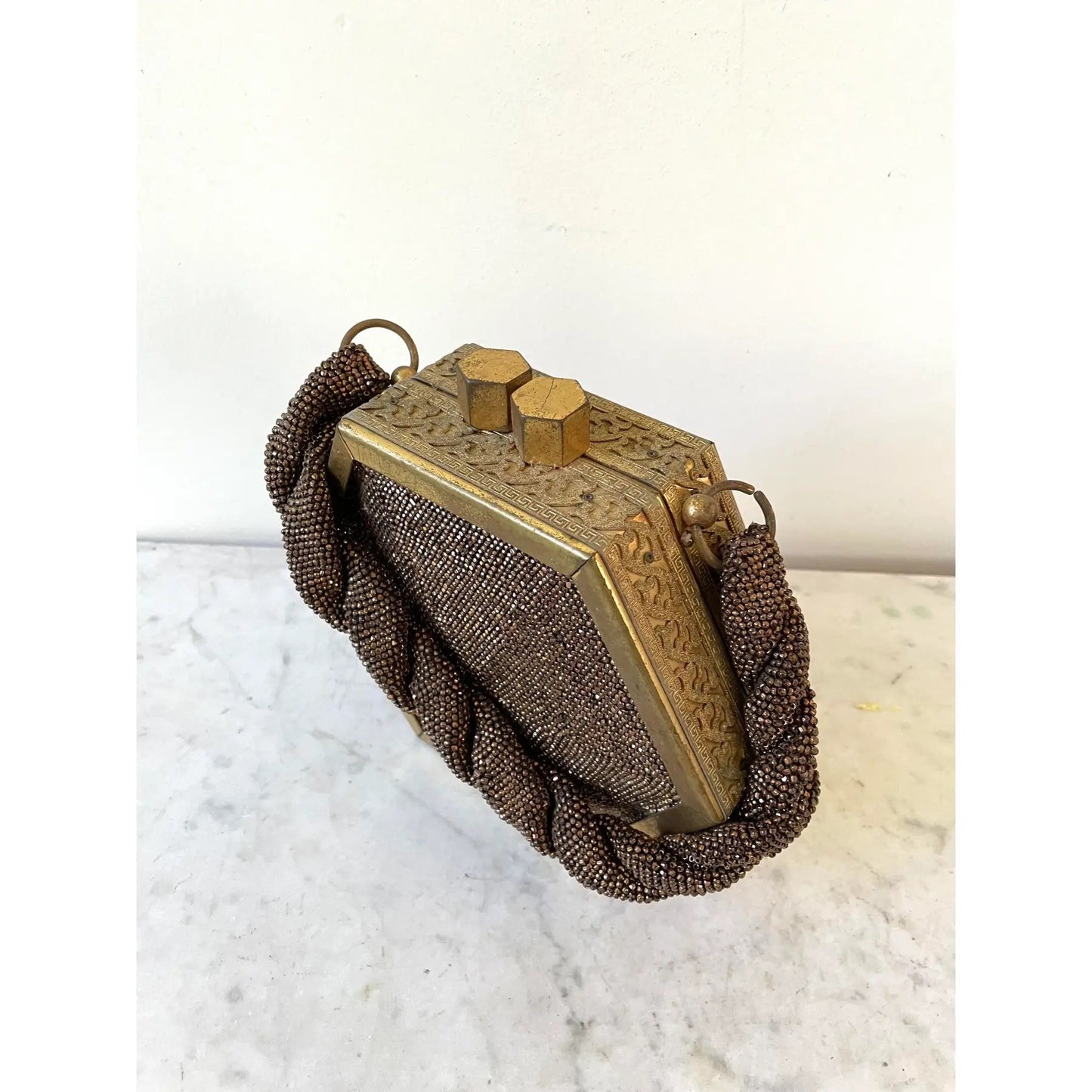 Marco francés Art Decó de latón y abalorios