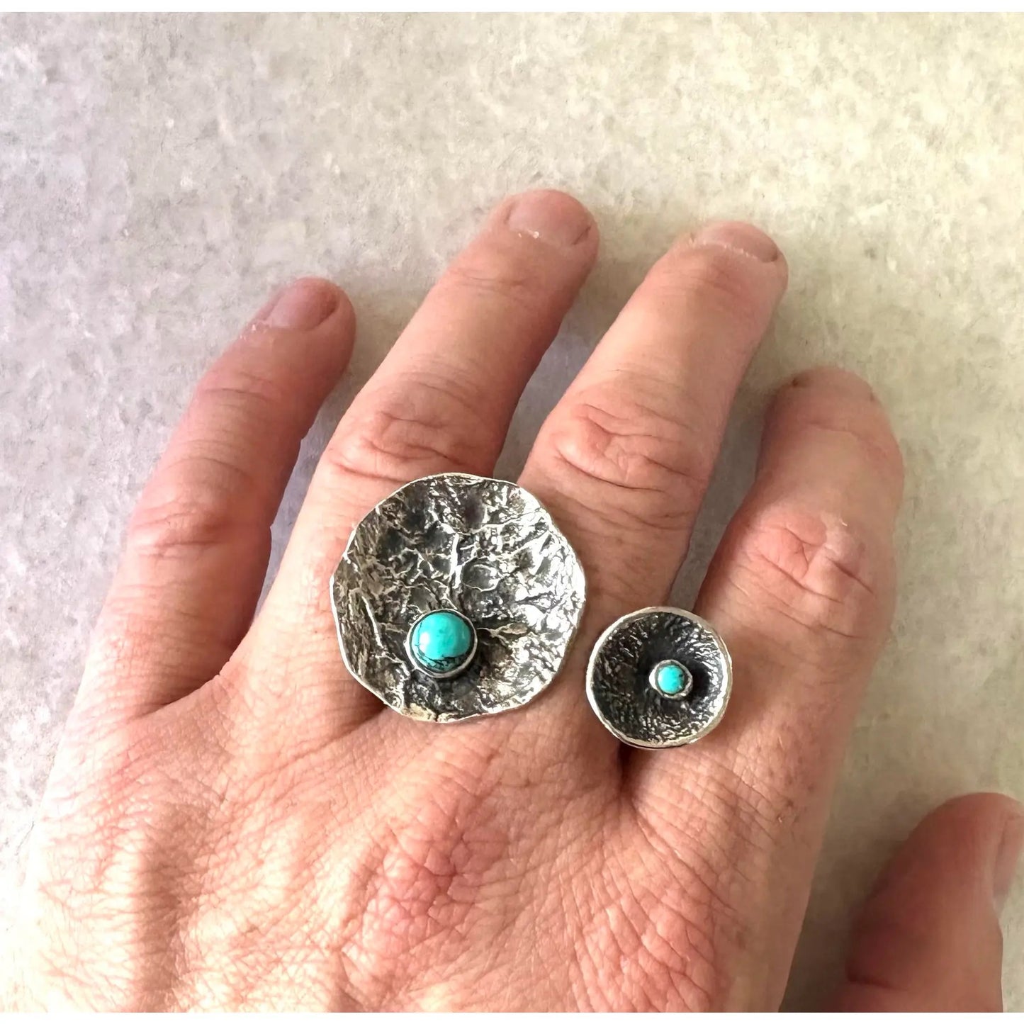 Anillo modernista de plata de ley y turquesa, de Hans Gehrig