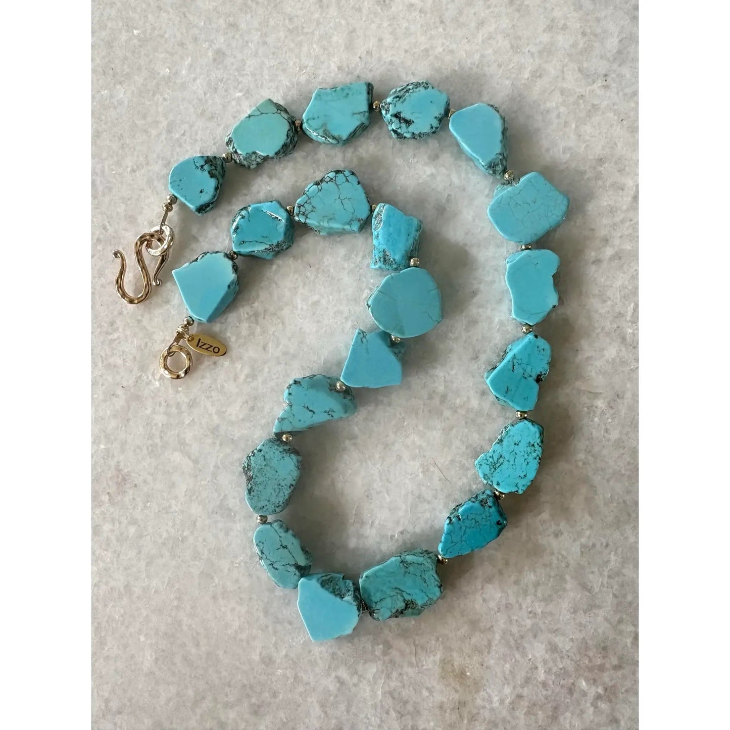 Collar de Cuentas de Rodajas Turquesa con Broche Tono Dorado, Diseñado por Matthew Izzo