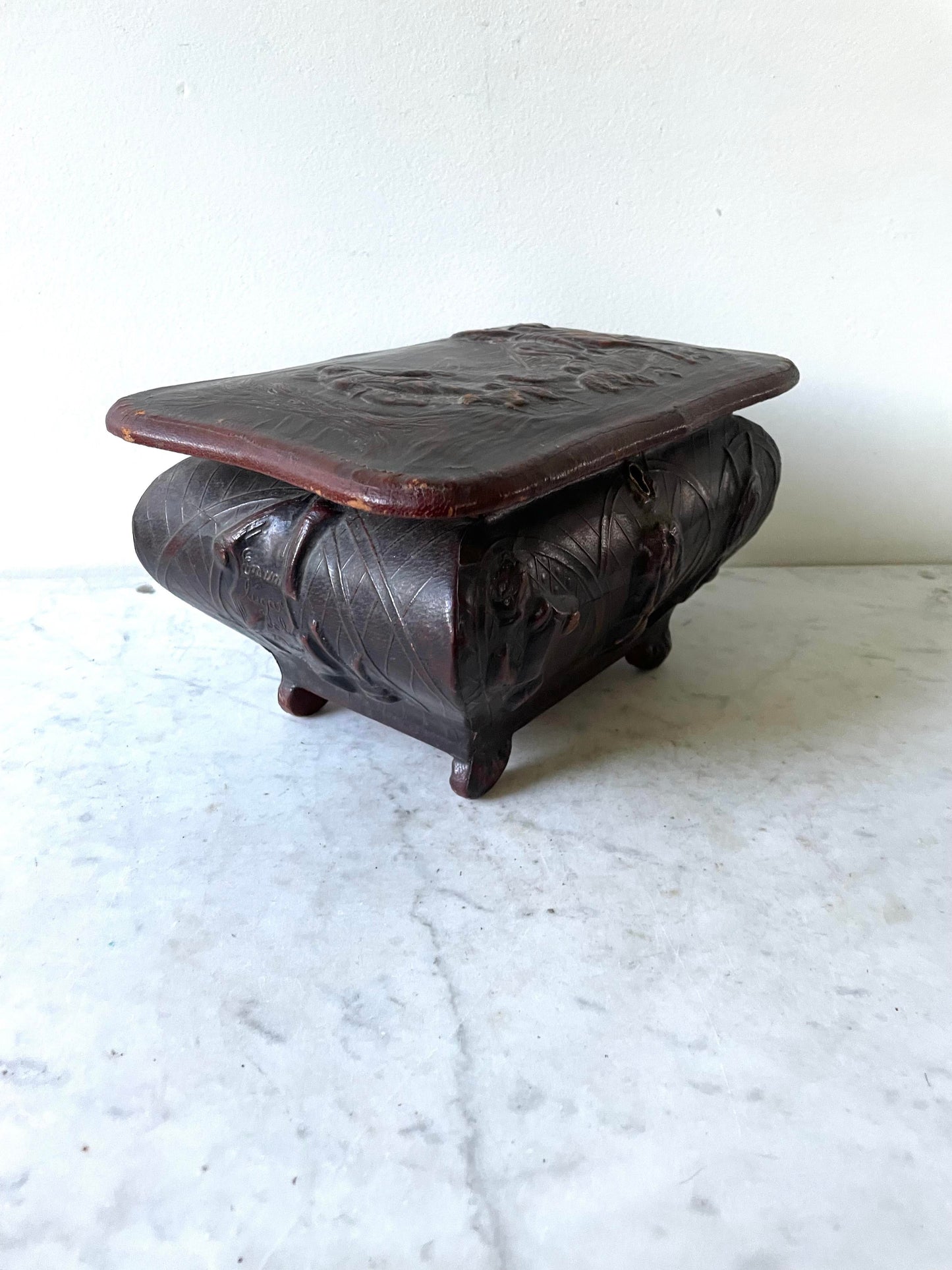 Joyero de cuero repujado hecho en España