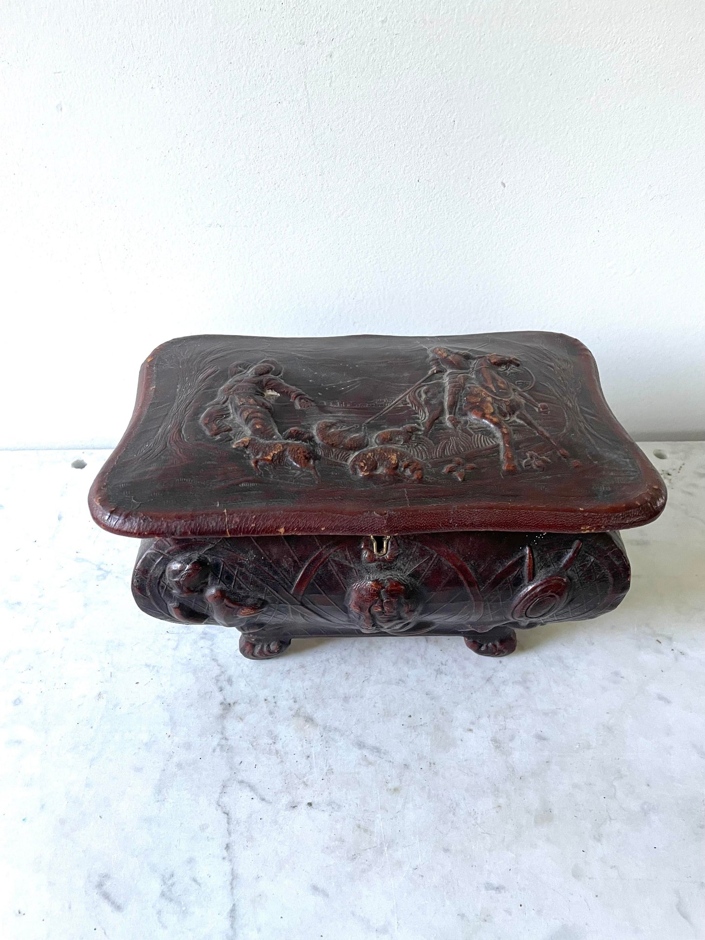 Joyero de cuero repujado hecho en España