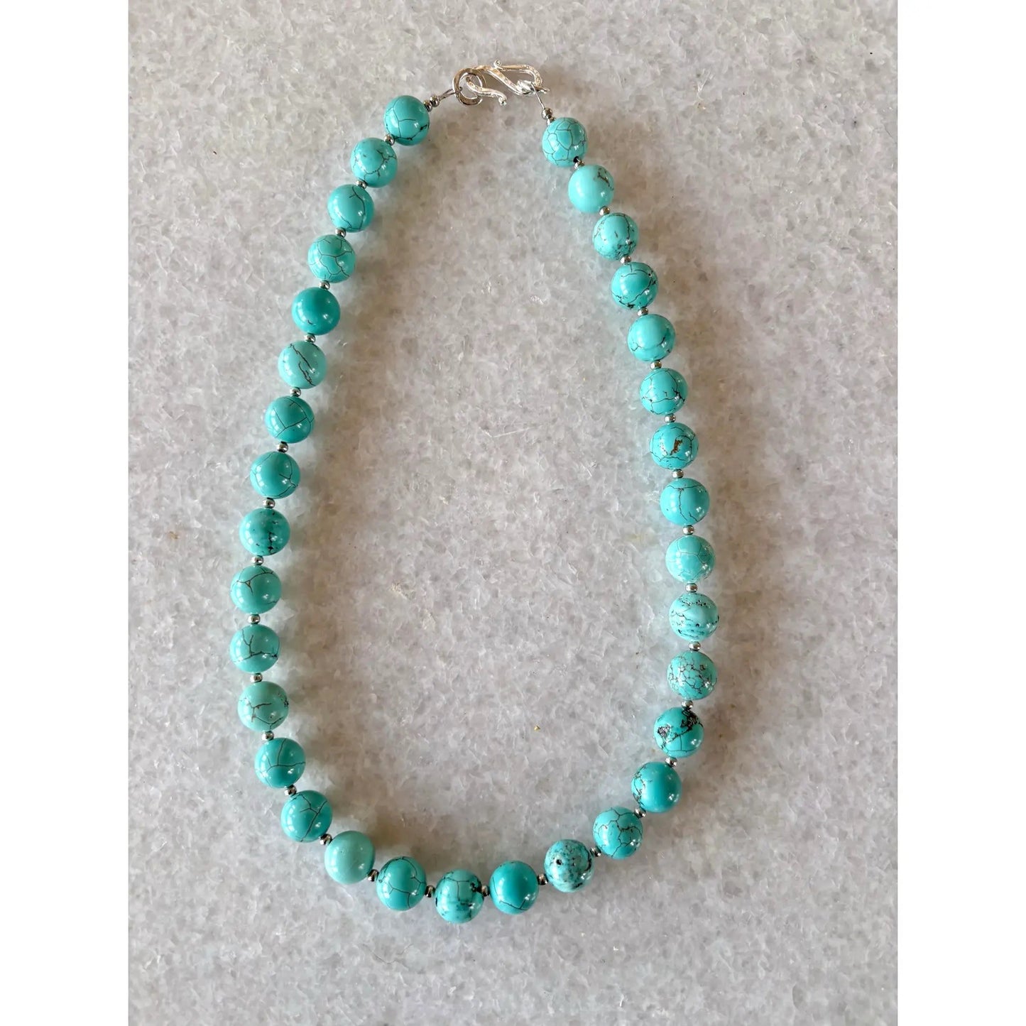 Collar turquesa con cuentas, detalles en plata, espaciadores y broche diseñados por Matthew Izzo
