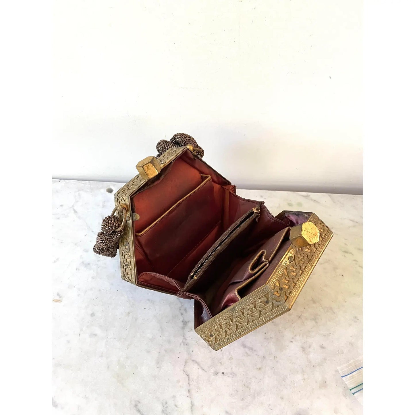 Marco francés Art Decó de latón y abalorios