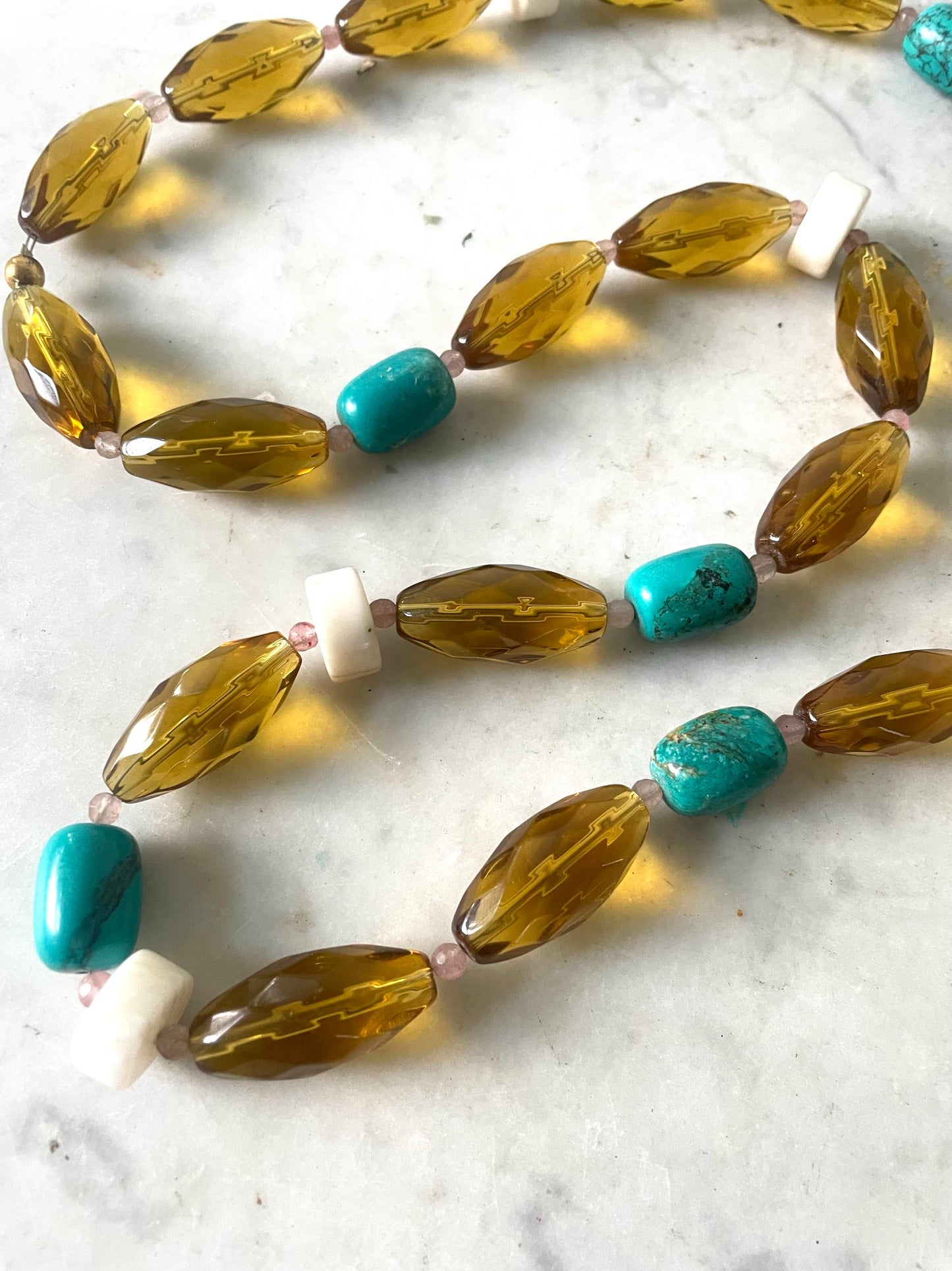 Collar de turquesa, cristal ámbar y coral blanco diseñado por Matthew Izzo