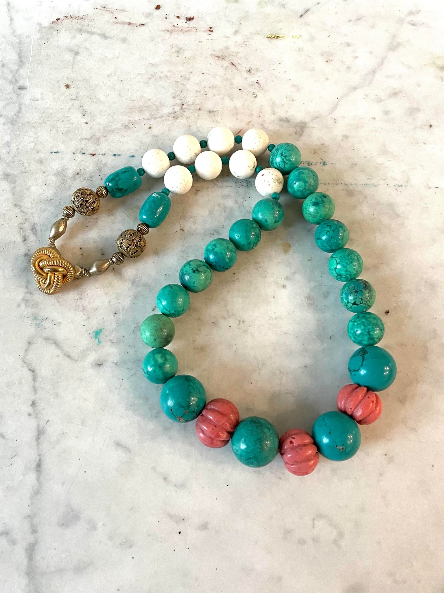 Collar de turquesa y coral tallado antiguo de Matthew Izzo